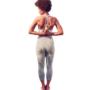 ATHLETA SANDBAR BE PRESENT CAPRI GRAY CAPRI CROPPED TWO PIECE LEGGING SET